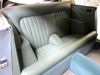 Rénovation banquette arrière cuir Aston Martin DB4 par RC Sellerie RC Sellerie