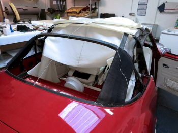 Rénovation de la capote d'un cabriolet Karmann Ghia par RC Sellerie RC Sellerie