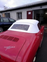Remplacement de la capote d'un cabriolet Karmann Ghia par RC Sellerie RC Sellerie