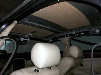 Rénovation ciel de toit Jaguar XJ6 par RC Sellerie - dépose et sortie du support RC Sellerie