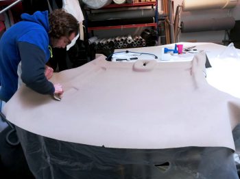 Rénovation ciel de toit Jaguar XJ6 - triple encollage du tissu neuf RC Sellerie