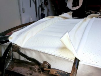 Remplacement du ciel de toit d'un cabriolet Karmann Ghia par RC Sellerie RC Sellerie