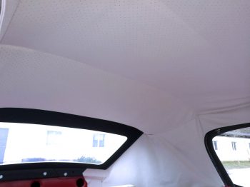 Remplacement du ciel de toit d'un cabriolet Karmann Ghia par RC Sellerie RC Sellerie