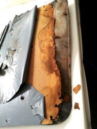 Réparation d'un panneau de porte de 504 Berline Ti par RC Sellerie - Situation de départ dégradée RC Sellerie
