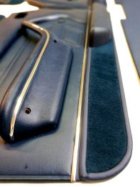 Réparation d'un panneau de porte de 504 Berline Ti par RC Sellerie - Situation après travaux RC Sellerie