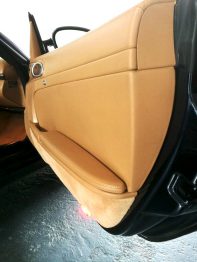 Panneau de porte nettoyé et hydraté sur Porsche Boxster par RC Sellerie RC Sellerie
