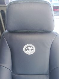 Rénovation siège cuir Jeep Wrangler avec inscrustation d'une broderie par RC Sellerie RC Sellerie