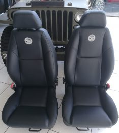 Rénovation siège cuir Jeep Wrangler avec inscrustation d'une broderie par RC Sellerie RC Sellerie