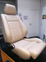 Siège en cuir beige rénové E30 par RC Sellerie RC Sellerie