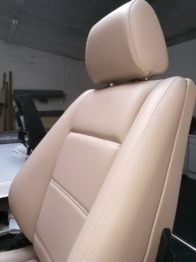 Siège en cuir beige rénové E30 par RC Sellerie RC Sellerie