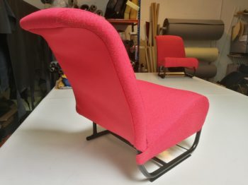 Nouvelle coiffe en tissu diamanté rouge sur 2CV Citroën par RC Sellerie RC Sellerie