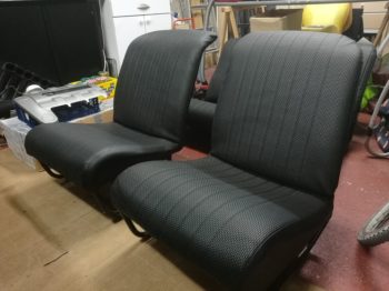 Nouvelles coiffes simili quadrillé noir sur Citroën 2CV par RC Sellerie RC Sellerie