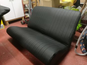 Nouvelle coiffe en simili quadrillé noir sur banquette arrière 2CV Citroën par RC Sellerie RC Sellerie