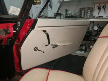 Rénovation totale du panneau de porte de ce cabriolet 404 en simili cuir par RC Sellerie RC Sellerie