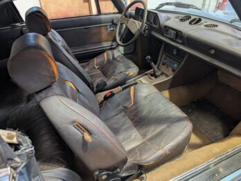 Etat de départ d'une sellerie cuir sur 504 Cabriolet V6 avant rénovation par RC Sellerie RC Sellerie