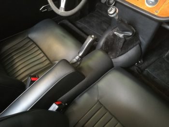 Gainage en cuir de la console centrale Triumph Spitfire MK4 par RC Sellerie RC Sellerie