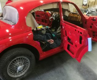 Renouvellement du tissu de ciel de toit en laine sur jaguar MK2 par RC Sellerie RC Sellerie
