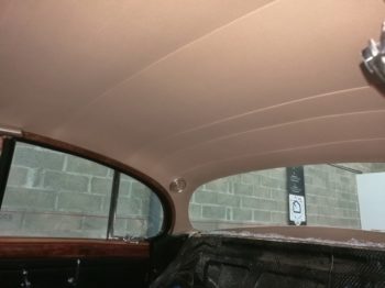 Renouvellement du tissu de ciel de toit en laine sur jaguar MK2 par RC Sellerie RC Sellerie