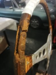 Etat du volant cuir avant rénovation par RC Sellerie RC Sellerie