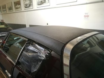 Nouvel encollage du vinyle de toit sur Jensen Interceptor II par RC Sellerie RC Sellerie
