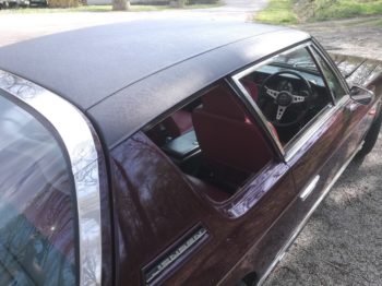 Nouveau vinyle de toit sur Jensen Interceptor II par RC Sellerie RC Sellerie