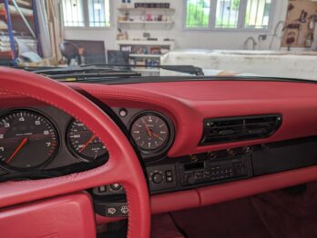 Gainage de la planche de bord en cuir rouge Flamencorot sur Porsche 911 - 964 par RC Sellerie RC Sellerie