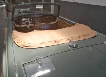 Réalisation couvre-capote Triumph TR4 par RC Sellerie RC Sellerie