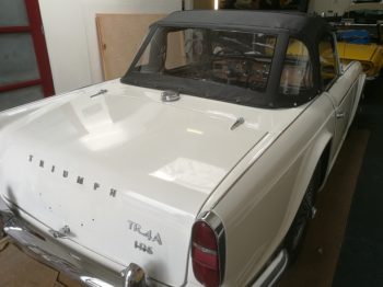 Remplacement capote vinyle Triumph TR4 par RC Sellerie RC Sellerie