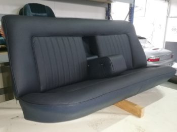 Réalisation d'une sellerie en cuir BMW Dakota bleu marine sur Berline E3 3.0 SI de 1973 - banquette AR - par RC Sellerie RC Sellerie