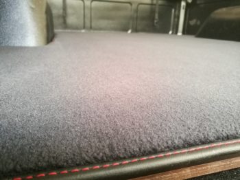 Personnalisation d'une benne Pick UP GMC Cyclone avec moquette épaisse et surpiqûre rouge par RC Sellerie RC Sellerie