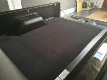 Personnalisation d'une benne Pick UP GMC Cyclone avec moquette épaisse par RC Sellerie RC Sellerie