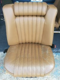 étape 1 : nettoyage du cuir : dossier nettoyé et assise non nettoyée sur cette photo par RC Sellerie RC Sellerie