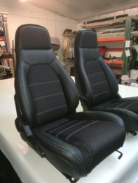 Réalisation de coiffes de sièges MX5 en tissu diamanté et simili  cuir par RC Sellerie RC Sellerie