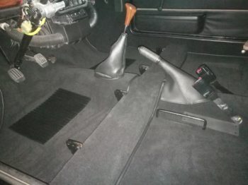moquette épaisse noire anglaise et réalisation d'un soufflet de frein à main par RC Sellerie RC Sellerie