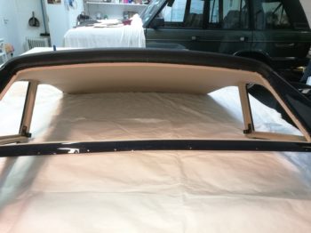 Réalisation d'un ciel de toit en laine, tendu avec baleines, pour ce hard top de TR6 par RC Sellerie RC Sellerie
