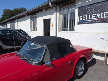 Installation de la capote en vinyle d'une TR6 par RC Sellerie RC Sellerie