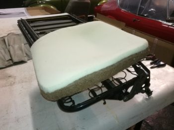 Rénovation de la matelassure avec ajout mousse de confort sur crin d'origine - VW Coccinelle par RC Sellerie RC Sellerie