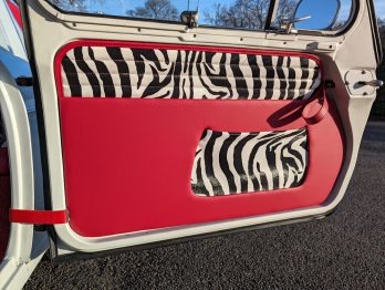 Réalisation d'une sellerie personnalisée en simili-cuir Zèbre pour Vespa 400 par RC Sellerie RC Sellerie