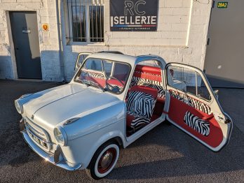 Réalisation d'une sellerie personnalisée en simili-cuir Zèbre pour Vespa 400 par RC Sellerie RC Sellerie