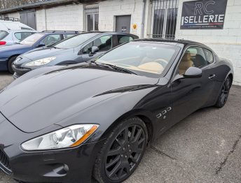 Remplacement du tissu de ciel de toit en alcantara et des ébénisteries latérales d'une Maserati Gran Turismo par RC Sellerie RC Sellerie