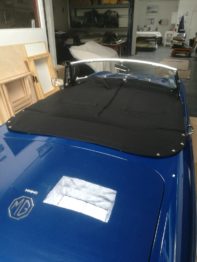 Réalisation d'un couvre-tonneau en Alpaga pour une MG B par RC Sellerie RC Sellerie
