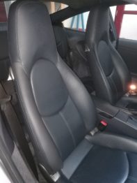 Remplacement du bandeau latéral droit dossier passager (usure par frottement) - cuir bleu métrople sur 997 par RC Sellerie RC Sellerie