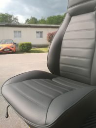 Remplacement des garnitures en cuir noir perforé des places avant sur Porsche 911 SC par RC Sellerie  RC Sellerie