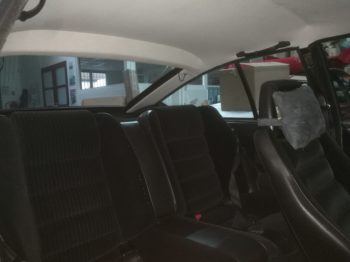 Remplacement du ciel de toit tendu en Alcantara pour une Alfa Romeo GTV6 par l'Atelier RC Sellerie RC Sellerie