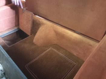 Réalisation en cuir vieilli, Alcantara et moquette de la partie inférieure du compartiement arrière d'une Corvette  C2 de 1963 - RC Sellerie RC Sellerie