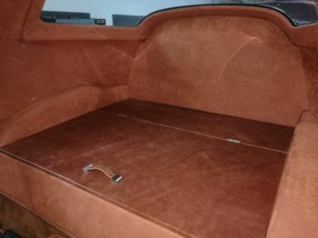 Réalisation en cuir vieilli, Alcantara et moquette du compartiement arrière d'une Corvette  C2 de 1963 - RC Sellerie RC Sellerie