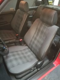 BMW E30 318 IS : Renouvellement des coiffes en tissu écossais d'origine après travaux par RC Sellerie RC Sellerie