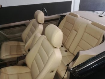 Nettoyage en profondeur et hydratation de la sellerie cuir d'un Cabriolet Mercedes Type 124 par RC Sellerie RC Sellerie