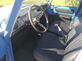 Rénovation du poste de conduite d'une R8 Gordini dont les panneaux de portes - RC Sellerie RC Sellerie
