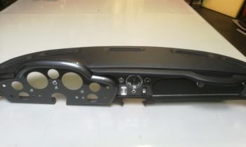 Gainage en vinyle de la planche de bord d'une Aston Martin DB5 par RC Sellerie RC Sellerie